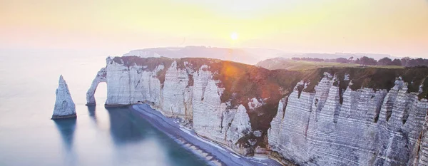 Paisaje costero a lo largo de la Falaise d 'Aval el famoso acantilado blanco —  Fotos de Stock