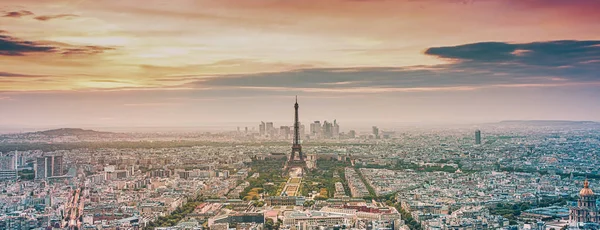 Vista aerea su Parigi al tramonto con l'iconica torre Eiffel — Foto Stock
