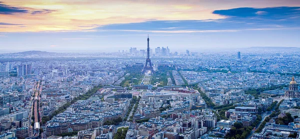 Vista aérea de París al atardecer con la icónica torre Eiffel —  Fotos de Stock