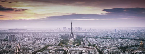 Vista aérea de París al atardecer con la icónica torre Eiffel —  Fotos de Stock