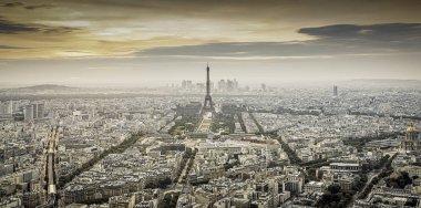 ikonik Eyfel Kulesi ile günbatımı Paris üzerinde havadan görünümü