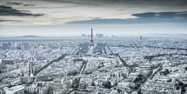 ikonik Eyfel Kulesi ile günbatımı Paris üzerinde havadan görünümü