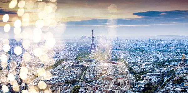 Luces de vacaciones en París, torre eiffel - destino de Navidad —  Fotos de Stock