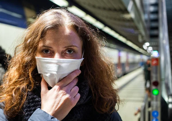 Mujer con máscara quirúrgica en coronavirus multitud —  Fotos de Stock