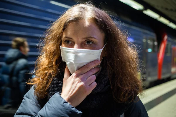 群衆のコロナウイルスに外科マスクをした女性は — ストック写真