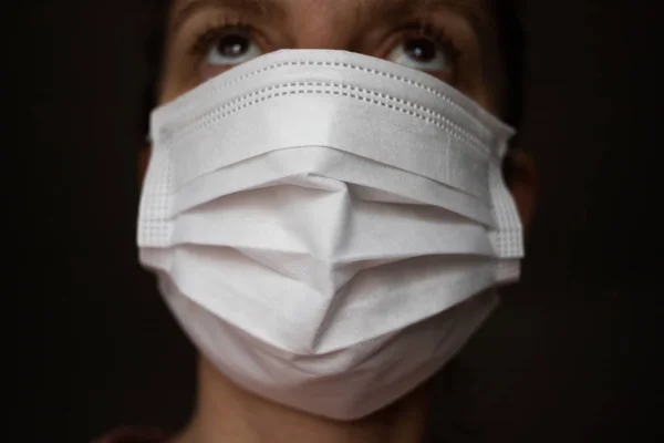 Eine Frau trägt eine Gesichtsmaske aus Papier über Mund und Nase, um zu provozieren — Stockfoto