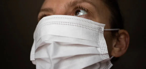 Une femme porte un masque facial en papier sur la bouche et le nez pour prot — Photo