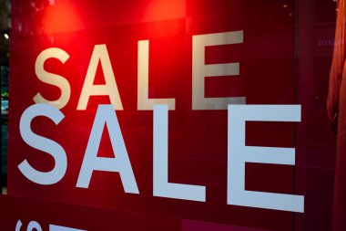 Ocak ayında bir mağazada kırmızı satış tabelası.