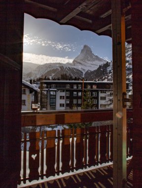 Zermatt 'taki otel penceresinden Matterhorn' un görüntüsü
