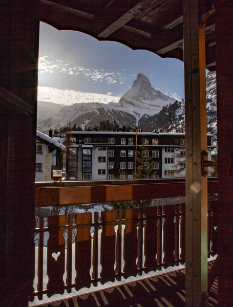 Vista de Matterhorn a través de la ventana del hotel en Zermatt —  Fotos de Stock