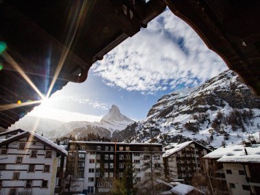 Zermatt 'taki otel penceresinden Matterhorn' un görüntüsü