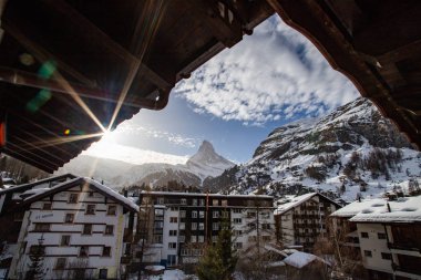 Zermatt 'taki otel penceresinden Matterhorn' un görüntüsü