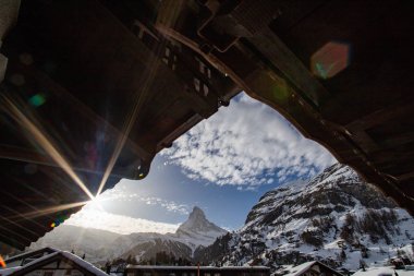 Zermatt 'taki otel penceresinden Matterhorn' un görüntüsü