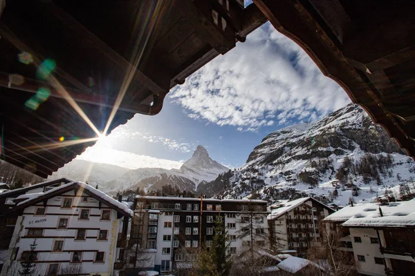 Zermatt 'taki otel penceresinden Matterhorn' un görüntüsü — Stok fotoğraf