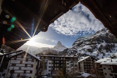 Zermatt 'taki otel penceresinden Matterhorn' un görüntüsü