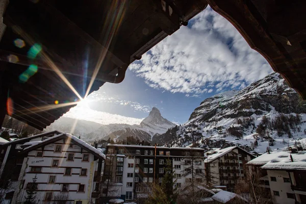 Zermatt 'taki otel penceresinden Matterhorn' un görüntüsü — Stok fotoğraf