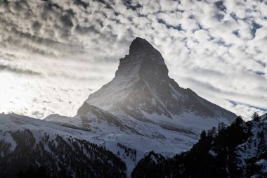 Zermatt 'taki otel penceresinden Matterhorn' un görüntüsü