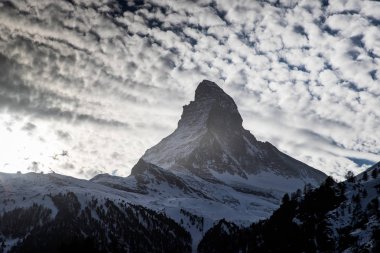 Zermatt 'taki otel penceresinden Matterhorn' un görüntüsü