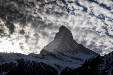 Zermatt 'taki otel penceresinden Matterhorn' un görüntüsü