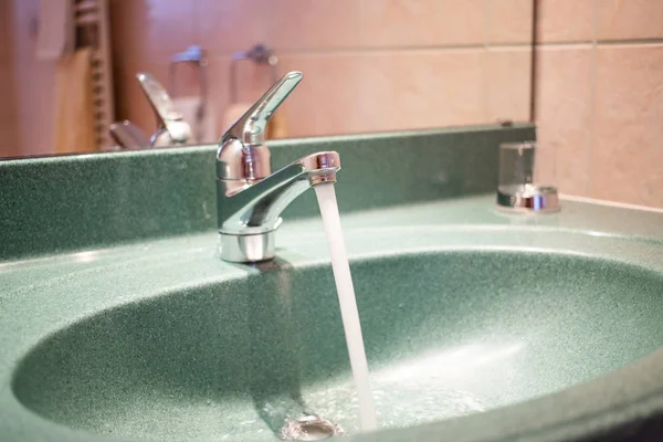 Водопроводная вода в ванной комнате — стоковое фото