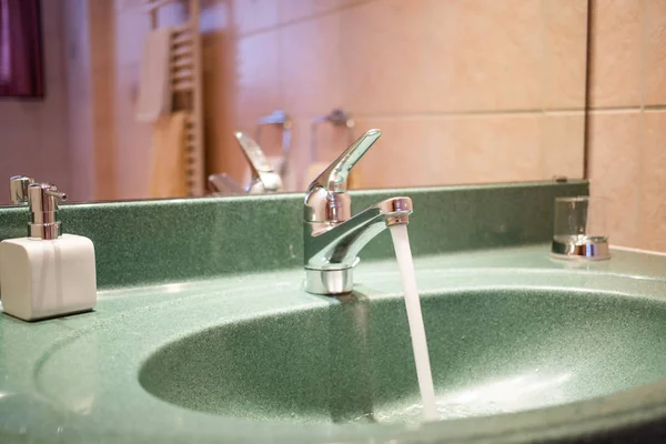 Agua corriente del grifo en el baño — Foto de Stock