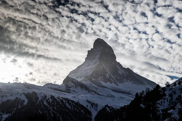 Widok Matterhorn przez okno hotelu w Zermatt — Zdjęcie stockowe