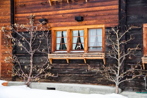 Casas de madera en zermatt, Alpes suizos — Foto de Stock