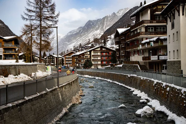 Matterhor 'un eteğindeki sıfır, güzel küçük İsviçre köyü. — Stok fotoğraf