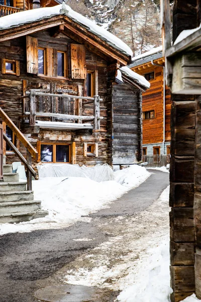 İsviçre Alplerinde, sıfırda ahşap evler — Stok fotoğraf