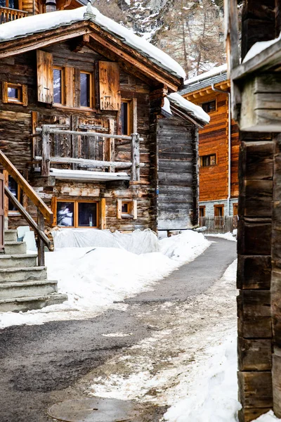 Ξύλινα σπίτια σε zermatt, Ελβετικές Άλπεις — Φωτογραφία Αρχείου