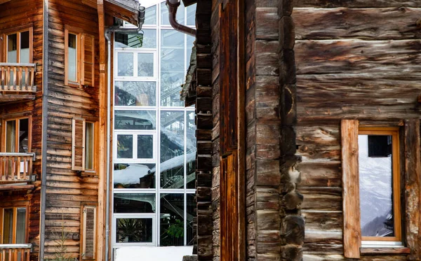 Holzhäuser in Zermatt, Schweizer Alpen — Stockfoto