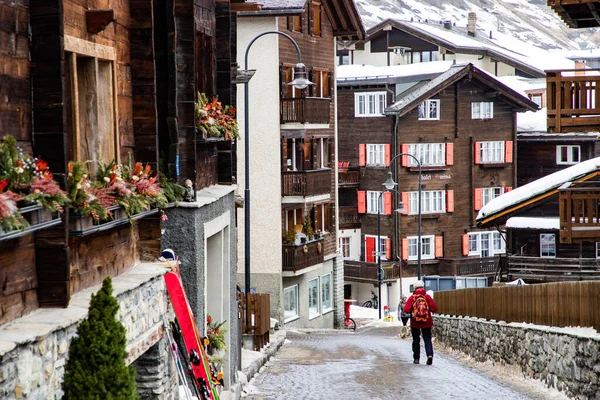 Casas de madera en zermatt, Alpes suizos — Foto de Stock