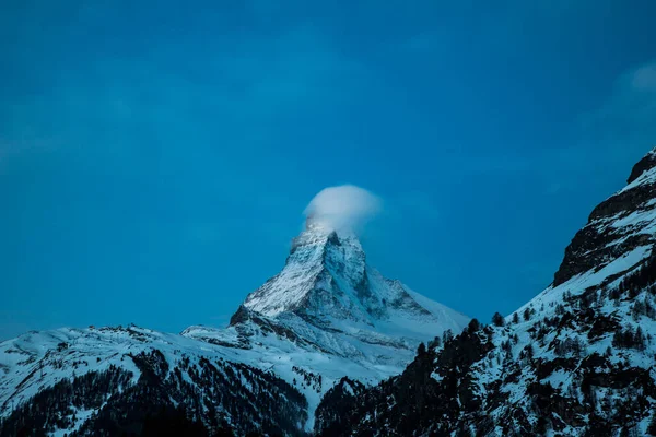 Sonnenaufgang über den Matterhorngipfel Schweizer Alpen — Stockfoto