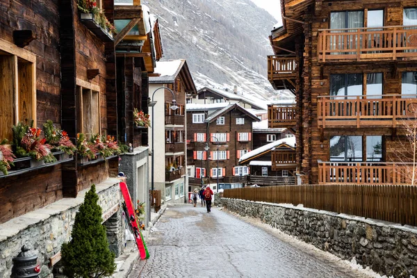 Casas de madera en zermatt, Alpes suizos — Foto de Stock