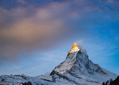Matterhorn tepesinde gün doğumu İsviçre Alpleri