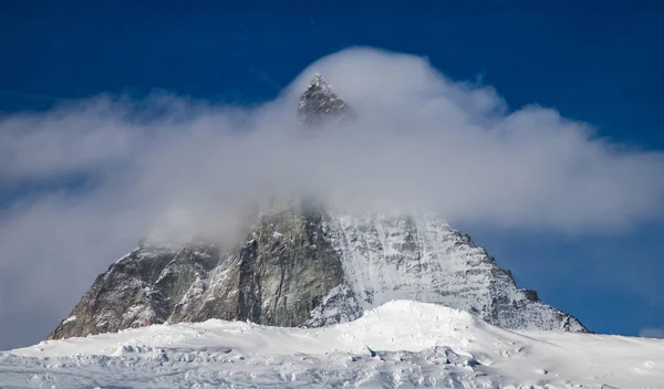 Pohled na vrchol Matterhorn proti modré obloze Švýcarské Alpy — Stock fotografie