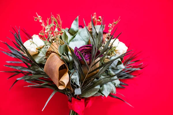 Букет з вінтажних сухих троянд на червоному тлі — стокове фото