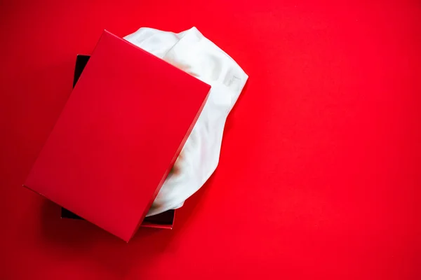 Boîte cadeau rouge sur fond rouge - Saint-Valentin — Photo