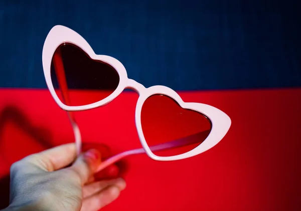 Γυαλιά ηλίου σε σχήμα καρδιάς αγάπη είναι τυφλή — Φωτογραφία Αρχείου