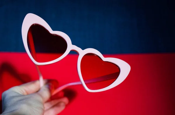Sluneční brýle ve tvaru srdce láska je slepá — Stock fotografie