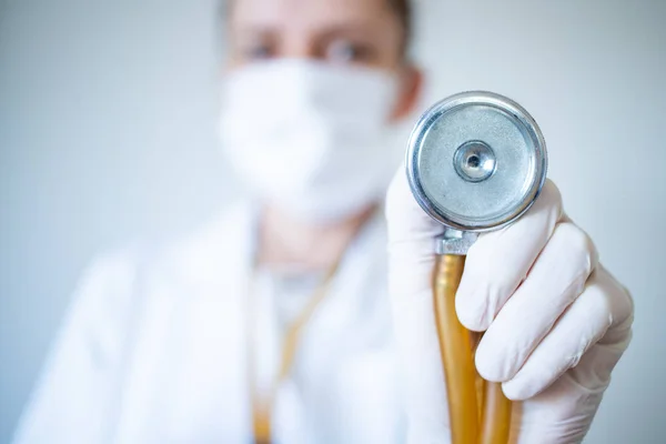 Kobieta Lekarz Przytrzymanie Stetoskop — Zdjęcie stockowe