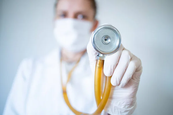 Médica Feminina Segurando Estetoscópio — Fotografia de Stock