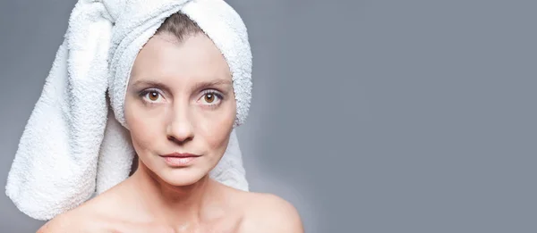 美容治療後の幸せな女性 皮膚ケア アンチエイジング手順 若返り リフティング 顔の皮膚の引き締め — ストック写真
