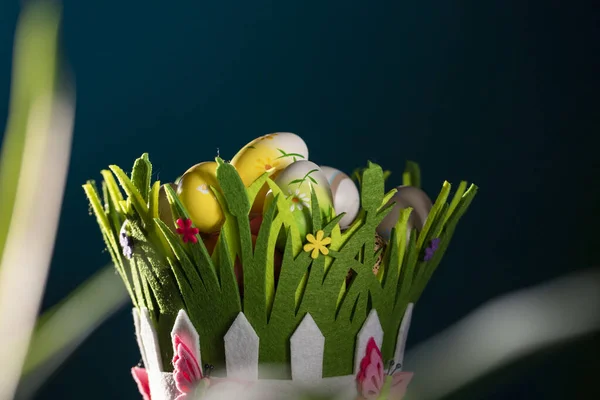 Uova Pasqua Cestino Fondo Primavera — Foto Stock