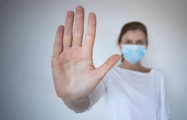 Stoppa Coronavirus Kvinna Bär Medicinsk Mask Och Höja Handen 2019 — Stockfoto