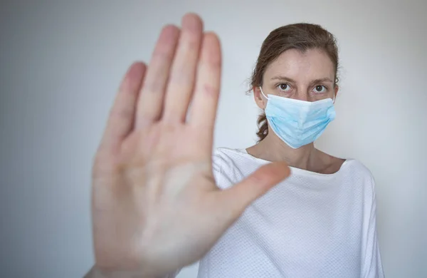 Zatrzymać Kobietę Koronawirusa Masce Medycznej Podniesienie Ręki 2019 Ncov Walki — Zdjęcie stockowe