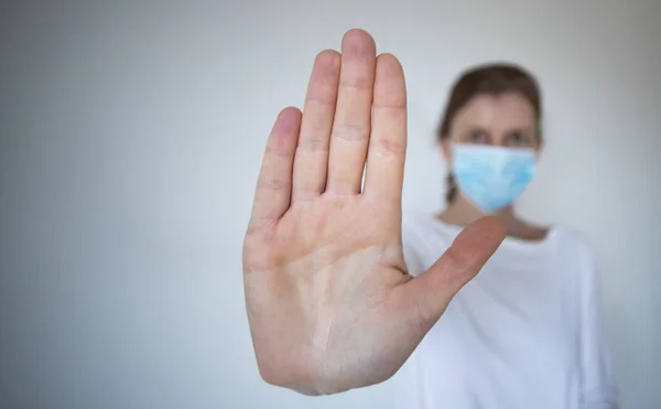 Parar Coronavírus Mulher Usando Máscara Médica Levantar Mão 2019 Ncov — Fotografia de Stock
