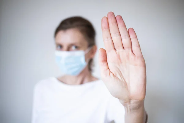 Zastavit Koronavirus Žena Nosí Lékařskou Masku Zvedá Ruku 2019 Ncov — Stock fotografie