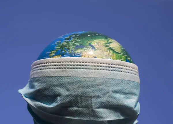 Coronavirus Παγκόσμια Επιφυλακή Χειρουργική Μάσκα Στον Κόσμο — Φωτογραφία Αρχείου