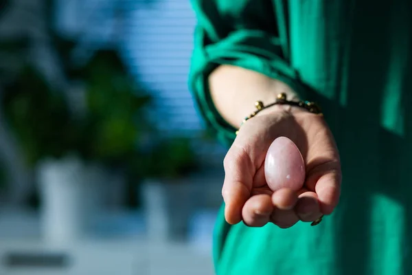 Elinde Pembe Kuvars Yumurtası Tutan Bir Kadın — Stok fotoğraf
